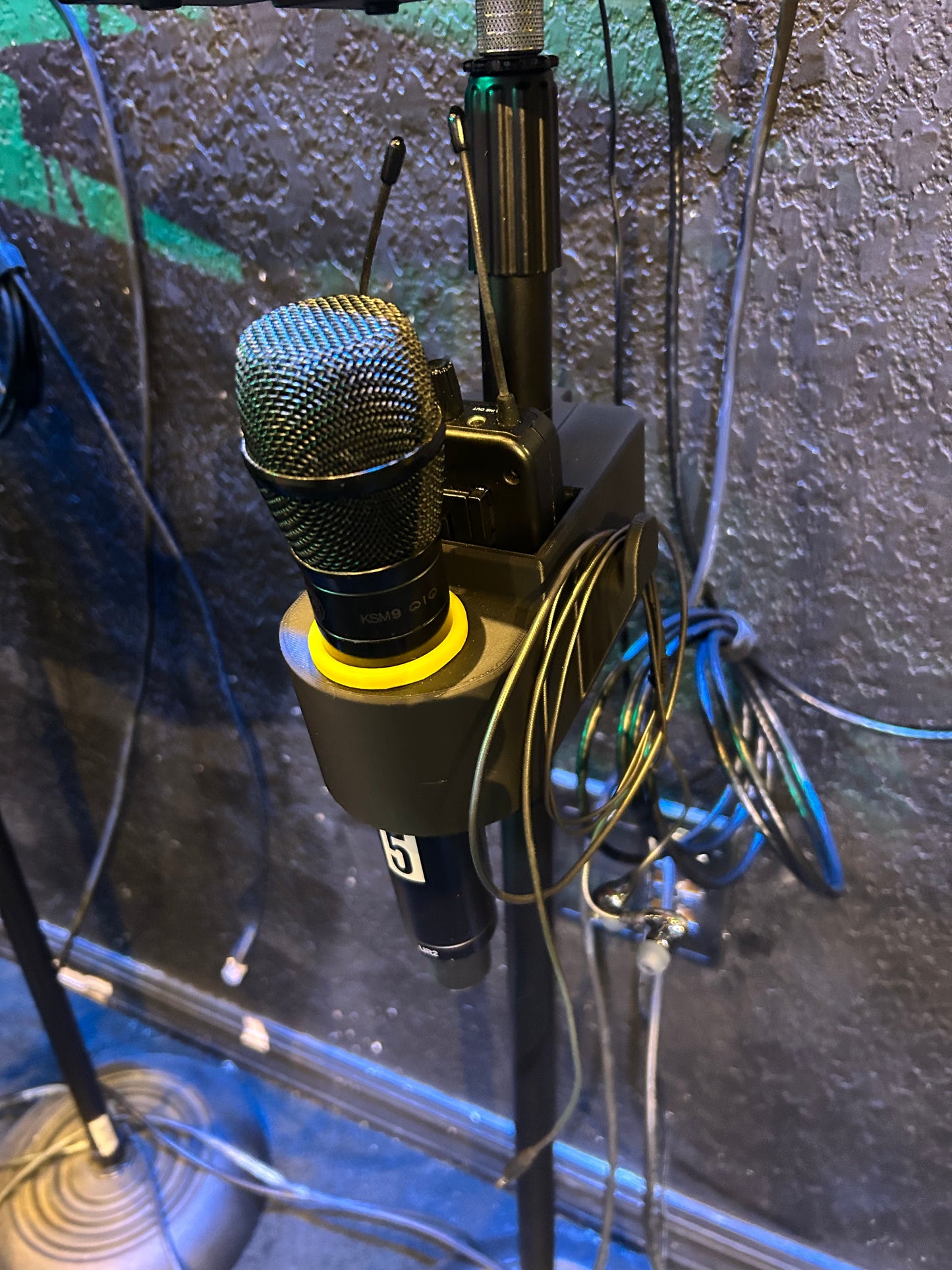 MicCaddy Heavy Duty Front Style Mic/Transmitter/Earbud Holder
